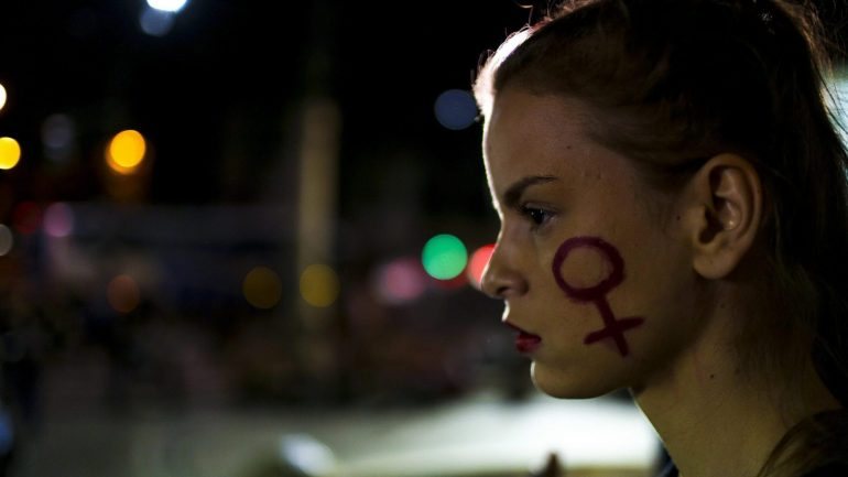 Mulheres manifestaram-se no Rio de Janeiro depois de menina de 16 anos ter sido violada por 33 homens