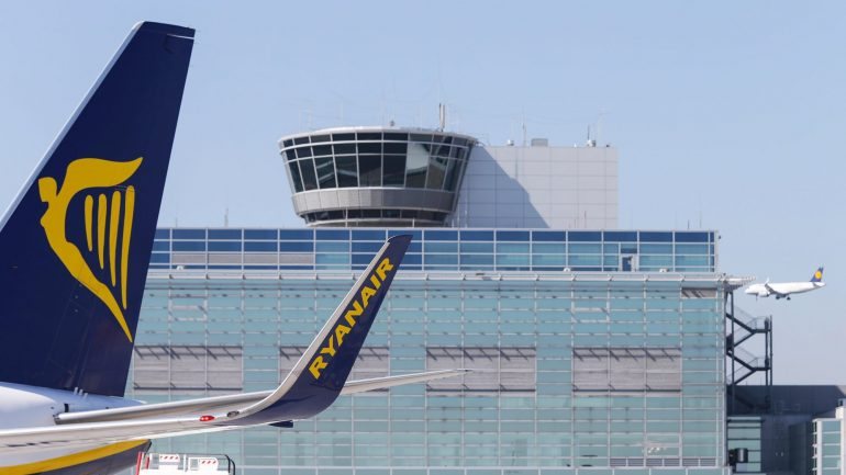 Ryanair terá contactado tripulantes na Europa para a substituição dos grevistas e terá feito ameaças de despedimento.