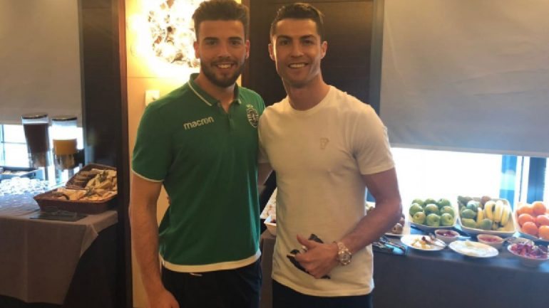 O jogador do Sporting Luís Maximiano partilhou uma fotografia com Ronaldo