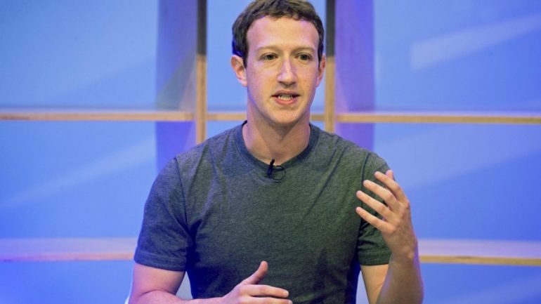 O Facebook foi criticado depois de ter sido divulgado que, através de uma app, a Cambridge Analytica recolheu informação que os utilizadores tinham na plataforma.