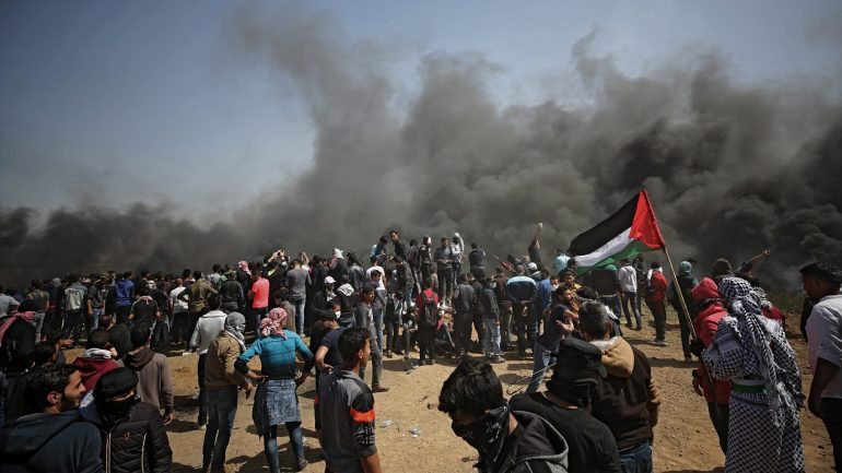 Pelo menos nove palestinianos foram mortos, incluindo uma criança, e mais de mil foram feridos