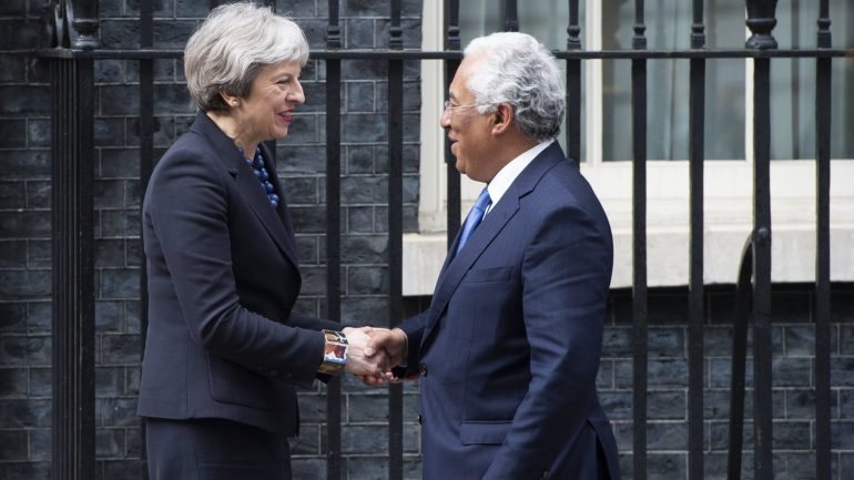 António Costa com Theresa May durante a visita oficial do Londres