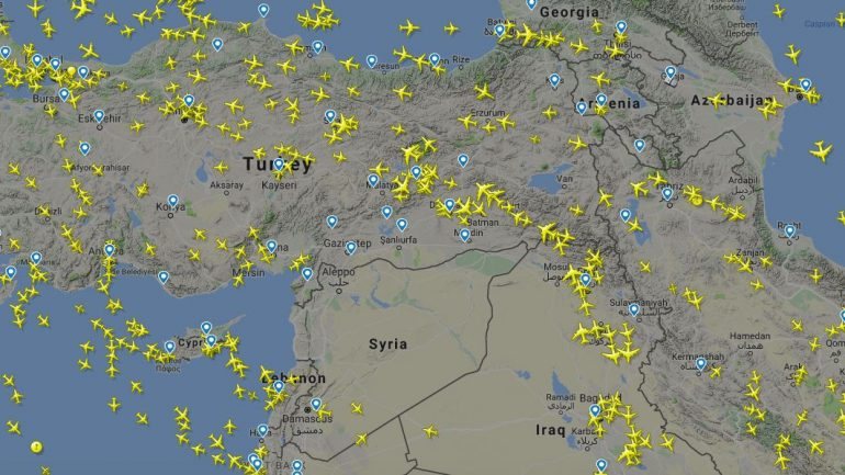 As imagens disponibilizadas pelo Flightradar mostram que os aviões estão a evitar o território sírio