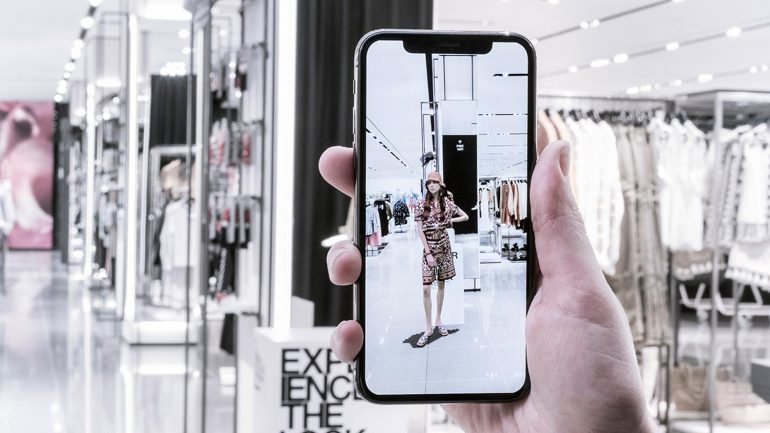 A aplicação Zara AR é gratuita e, durante duas semanas, permite-lhe ver duas modelos a desfilar pela loja