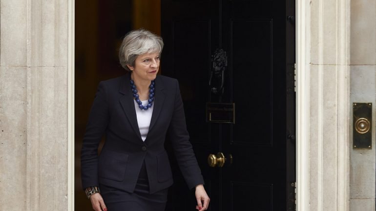 Theresa May convocou reunião de emergência para discutir ataques na Síria