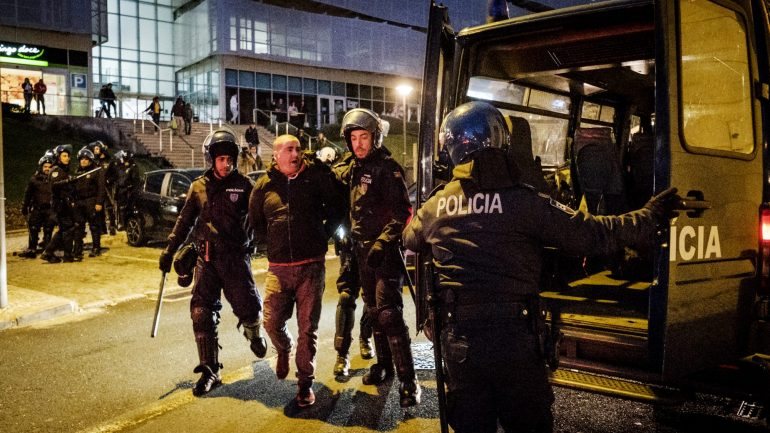Momento em que a polícia faz mais uma detenção após os incidentes no final do clássico entre Benfica e FC Porto