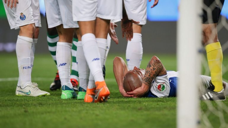 Maxi Pereira teve um choque cabeça com cabeça com Doumbia e teve de ser assistido na parte final do prolongamento