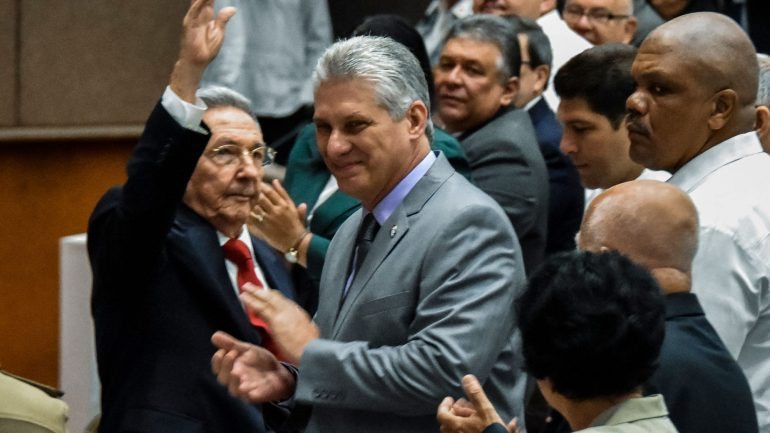 Díaz-Canel na Assembleia Nacional cubana esta quinta-feira, com Raúl Castro (à esquerda)