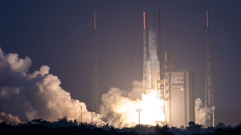 Um foguetão Ariane V levanta voo na Guiana Francesa. Equipas portuguesas estiveram envolvidas na missão