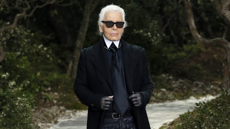 O designer alemão tem 84 anos e é diretor criativo da Chanel e da Fendi