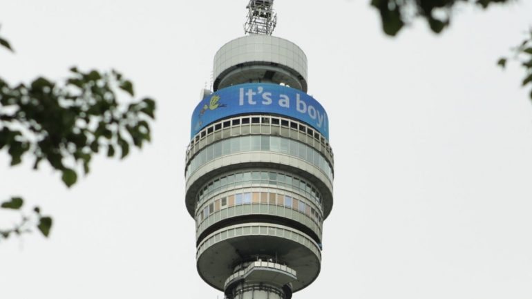 A torre do grupo de telecomunicações BT colocou uma tarja gigante no topo da sua torre, em Londres