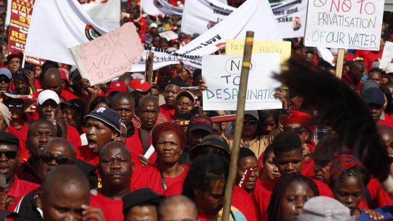 O salário mínimo, inédito até agora na África do Sul, deve entrar em vigor a 1 de maio, dois meses e meio depois da chegada ao poder de Cyril Ramaphosa.
