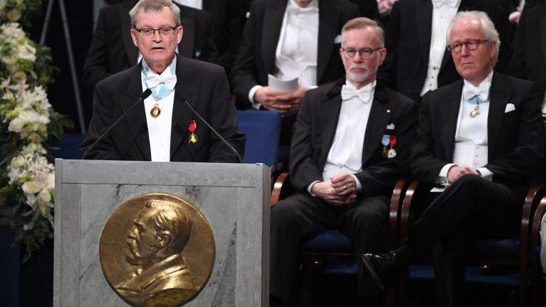 A possibilidade foi admitida esta quarta-feira pelo presidente da Fundação Nobel, Carl-Henrik Heldin (na fotografia, a discursar)