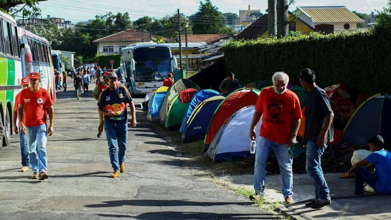 Acampamento em Curitiba, perto da sede da Polícia Federal onde Lula está preso