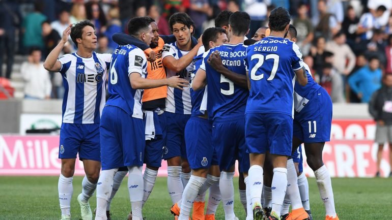Jogadores do FC Porto celebraram o triunfo na Madeira cientes que o título está cada vez mais próximo