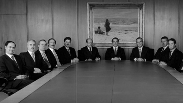 Fotografia oficial do Conselho de Administração do Banco Espírito Santo que consta do Relatório e Contas de 2001. Ricardo Salgado encontra-se ao centro, enquanto Manuel Pinho é o primeiro a contar da direita.