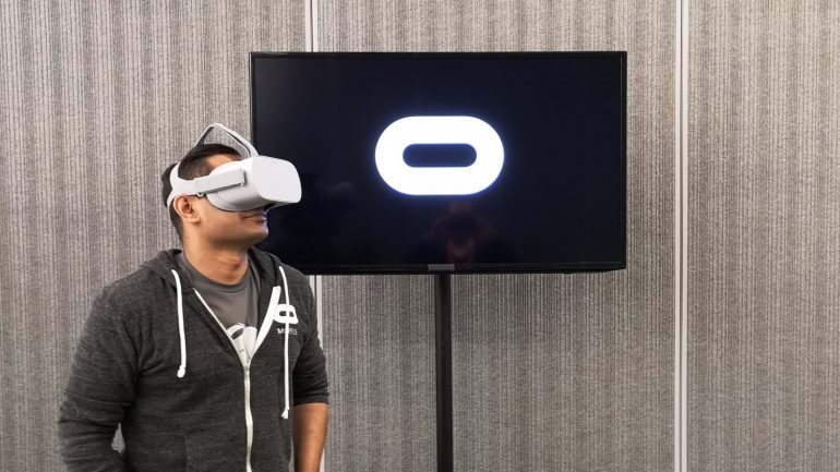 Os Oculus Go são um modelo mais acessível dos Oculus Rift, um dispositivo topo de gama que se liga a um computador e que criou o atual mercado de realidade virtual doméstica
