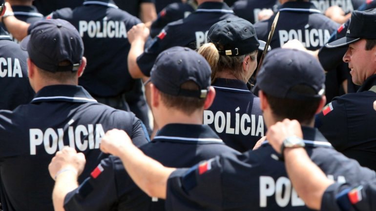 Polícias e militares iniciaram na quarta-feira uma vigília por tempo indeterminado junto à Presidência da República, em Lisboa, para exigir o desbloqueamento das carreiras e a contagem do tempo em que estiveram congeladas, entre 2011 e 2017