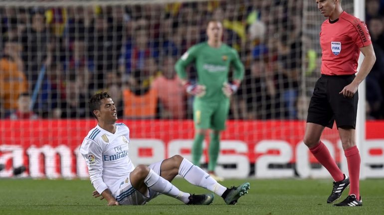 Cristiano Ronaldo lesionou-se depois de um choque com Piqué no lance do primeiro golo do Real Madrid