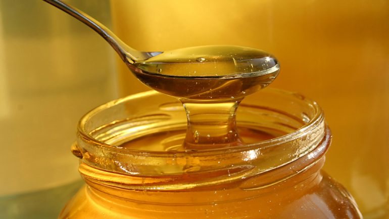 Em 100 gramas de mel, 75 são açúcar