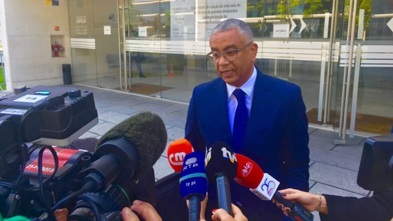 O banqueiro luso-angolano Carlos Silva, depois de uma audiência do caso Fizz