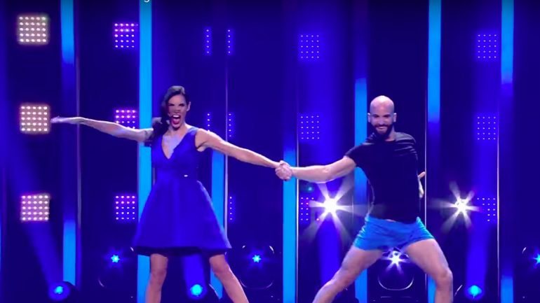 Daniela Ruah, uma das apresentadoras desta edição da Eurovisão, arrancou as calças ao bailarino