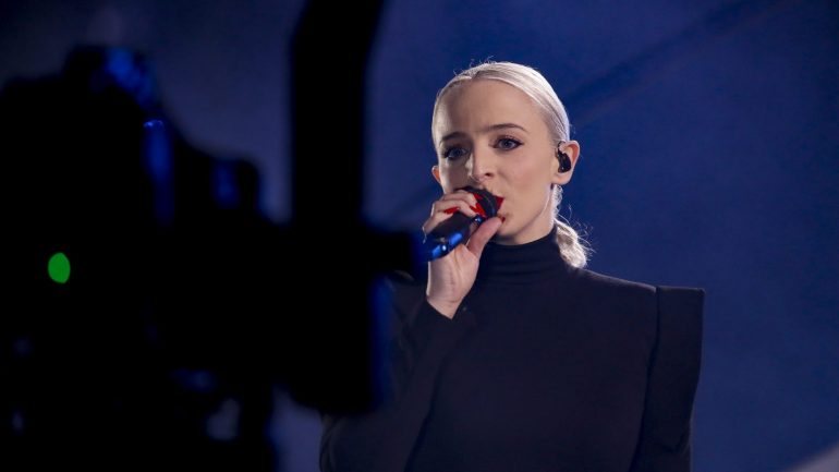 Émilie Satt cantou a versão francesa de &quot;Amar Pelos Dois&quot; em direto na Eurovisão