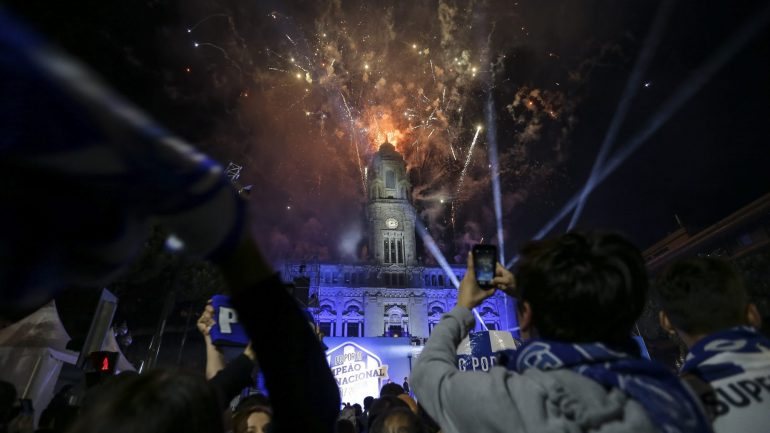 Fogo de artifício foi um dos pontos altos de uma noite que juntou cerca de 250 mil adeptos azuis e brancos na Invicta