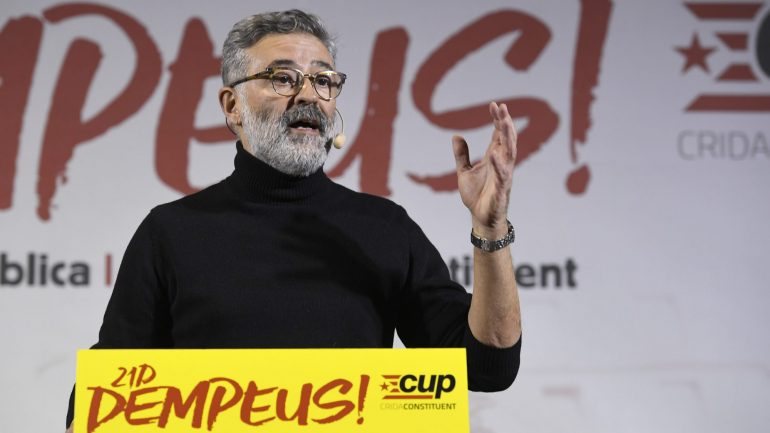 Carles Riera lidera a bancada da CUP no parlamento regional da Catalunha, composta por 4 deputados