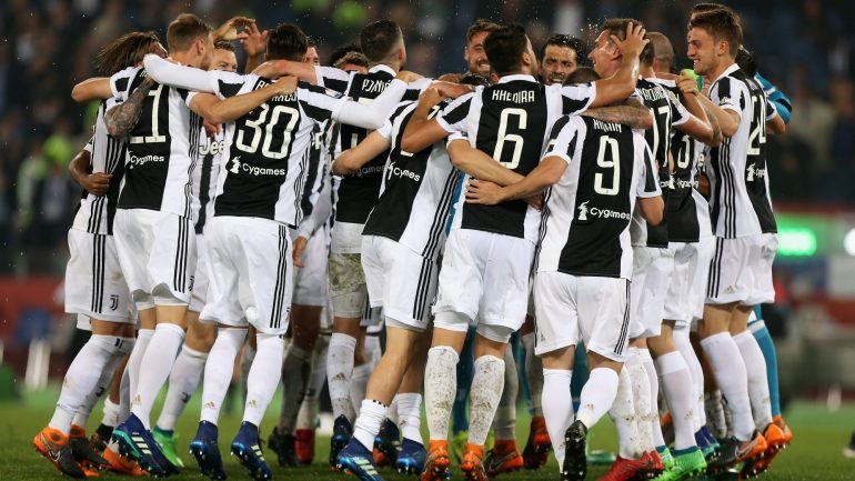 Juventus festejou em Roma o sétimo Campeonato consecutivo na semana em que também ganhou a Taça