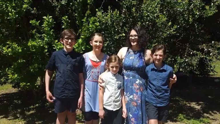 A mãe, Katrin Miles, com os quatro filhos (fotografia retirada do Youtube)