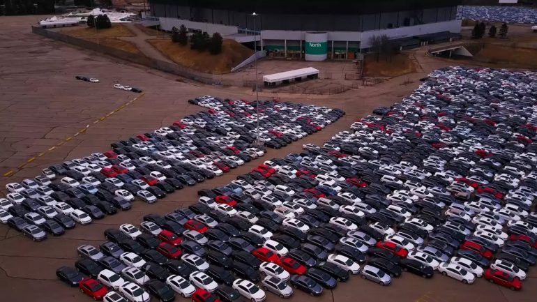 Centenas de milhar de Volkswagen acumulam-se em diversos locais dos EUA, na sequência do escândalo das emissões. Na Europa, haverá 9 milhões de veículos com o software fraudulento