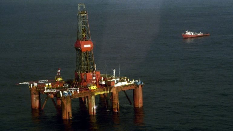 A possível plataforma petrolífera poderá ficar a 42 quilómetros da costa de Aljezur