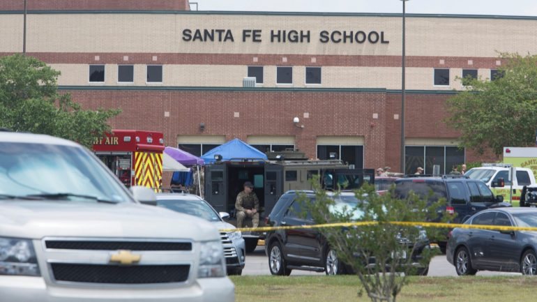 Aparato policial perto do liceu de Santa Fe, no Texas
