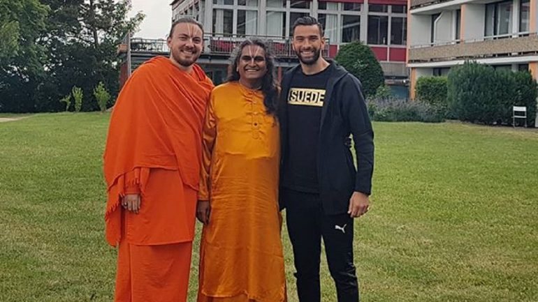 Rui Patrício à direita, o guru Sri Swami Vishwananda ao centro, e o tradutor que facilita a comunicação entre os dois à esquerda