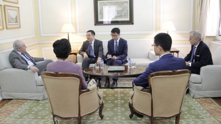 Rui Rio recebeu o embaixador chinês em Lisboa a 4 de abril e defendeu que país devia estreitar &quot;ainda mais&quot; relações com a China