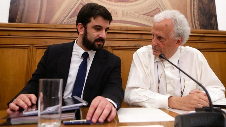 Ministro da Educação (à esquerda) esteve no Parlamento na Comissão de Educação e Ciência, presidida por Alexandre Quintanilha (à direita)