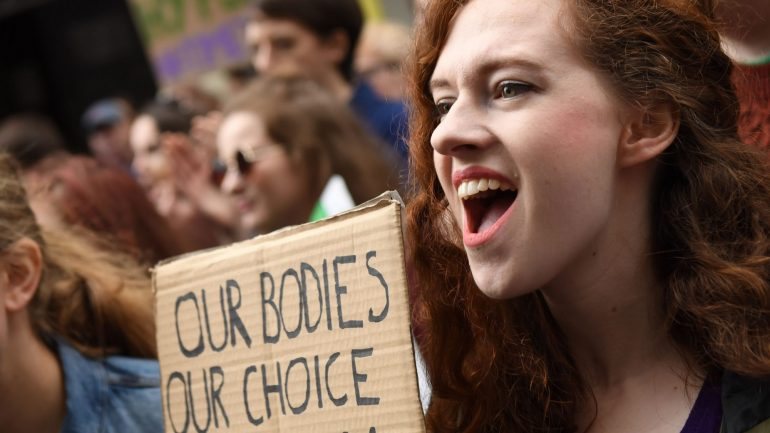 A Irlanda votou na sexta-feira a legalização do aborto até às 12 semanas de gravidez