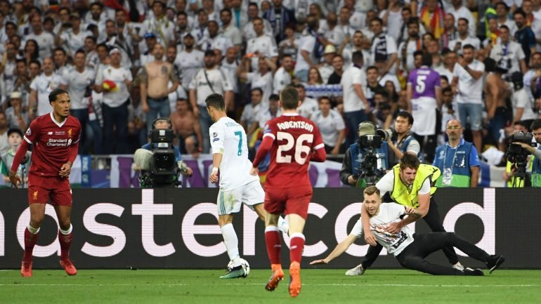 Ronaldo partia para uma jogada 1x1 na área quando um invasor interrompeu o jogo que terminaria pouco depois