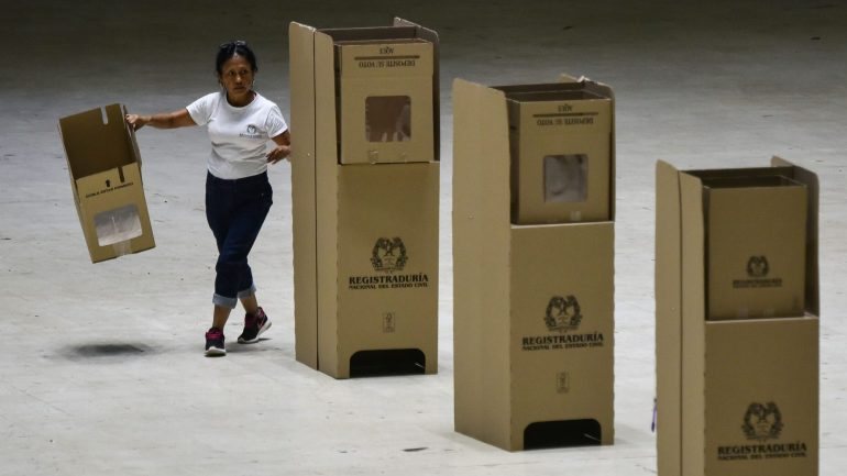 A preparação das mesas de voto para as eleições presidenciais que decorreram este domingo