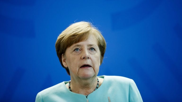 Merkel assumiu esta segunda-feira as suas preocupações com os índices de dívida pública de Itália e a crise política no país. Contudo, está otimista
