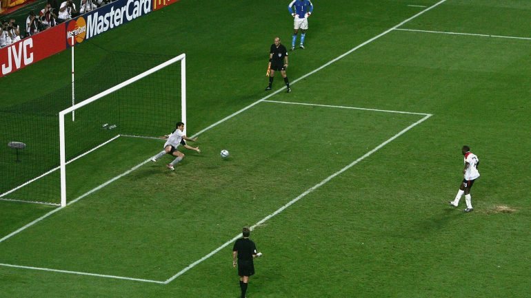 Nos quartos-de-final do Euro 2004, ficou célebre o momento em que Ricardo defendeu um penálti sem luvas, para logo de seguida assumir a marcação e colocar Portugal nas 'meias'.