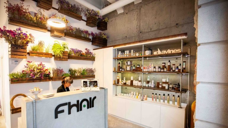 Abriu em maio, sem químicos nem desperdícios. Fomos conhecer o Fhair, o novo cabeleireiro orgânico de Lisboa.