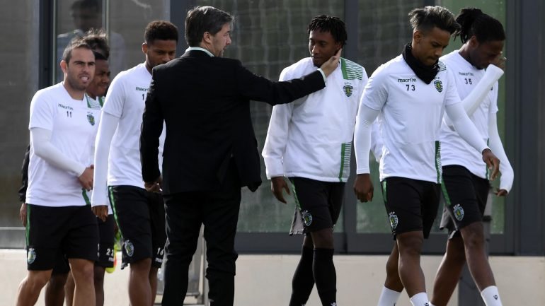 Bruno de Carvalho numa imagem em treino com Gelson Martins, na Academia Sporting em Alcochete
