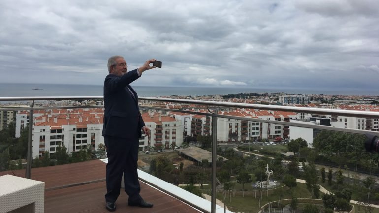 Isaltino Morais foi desafiado a tirar uma selfie no terraço, mas revelou não ter a destreza de Marcelo. Seria um colega da câmara a explicar-lhe a técnica (Rita Dinis/Observador)