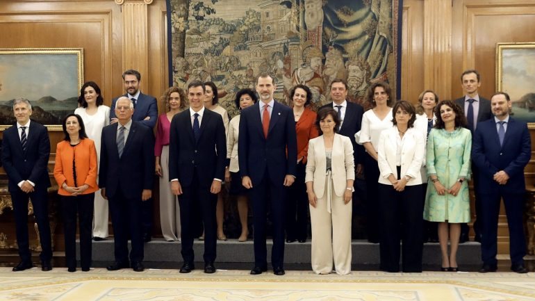 O novo Governo espanhol, onde 11 em 17 ministros são mulheres, com o Rei