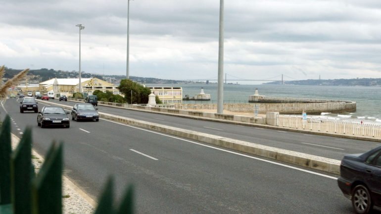 Três pessoas ficaram feridas num acidente na Avenida Marginal, no sentido Cascais-Lisboa