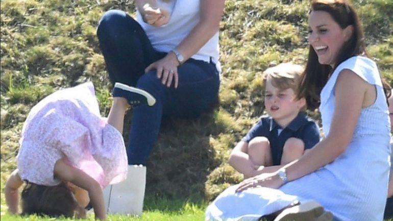 Kate Middleton, Charlotte e George durante a partida equestre em que o príncipe William participou