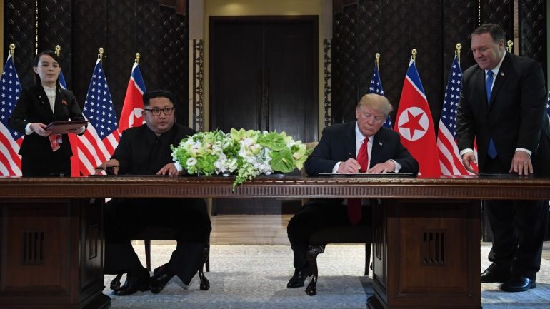 Kim Jong-un e Donald Trump assinaram o acordo às 6h40, hora de Lisboa