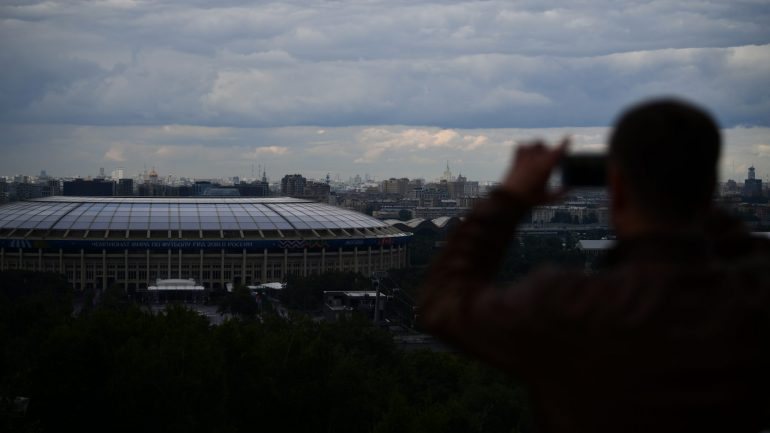 Uma imagem à distância do imponente estádio Luzhniki, que vai receber o jogo de abertura e a final do Mundial